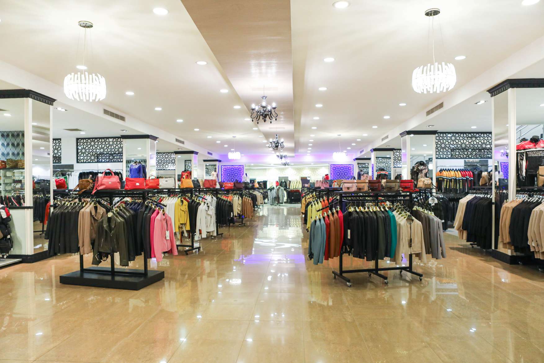 LC Leather Club mağaza, deri ve aksesuar reyonu