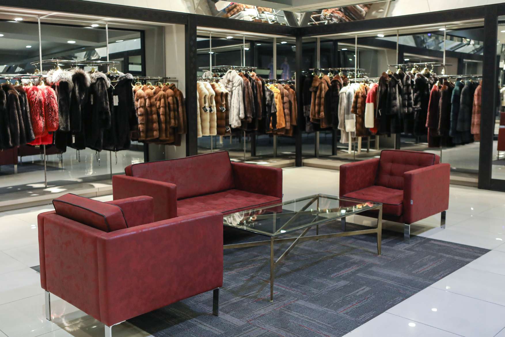 LC Leather Club kürk koleksiyonu ve oturma alanı